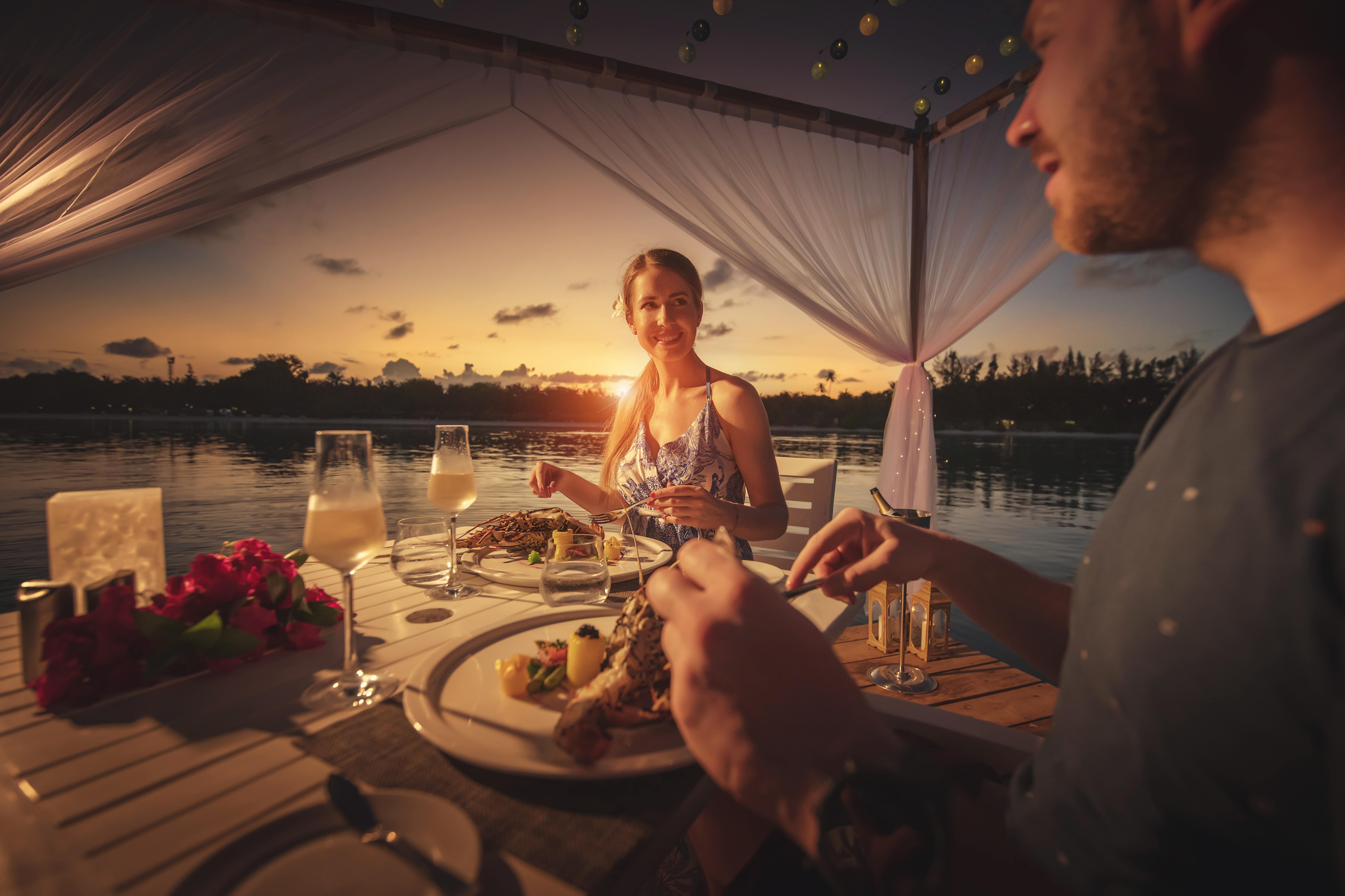 Floating Dinner 2 Min