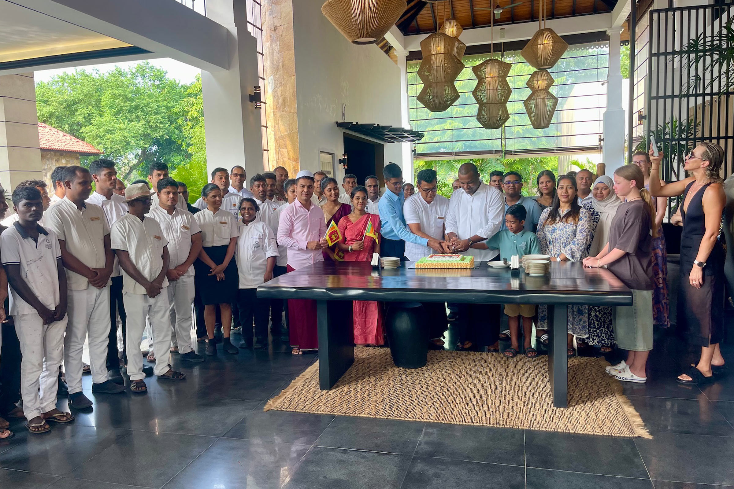 1 Cake Cutting With Guests And Staffs