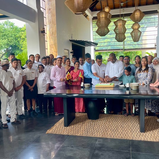 1 Cake Cutting With Guests And Staffs