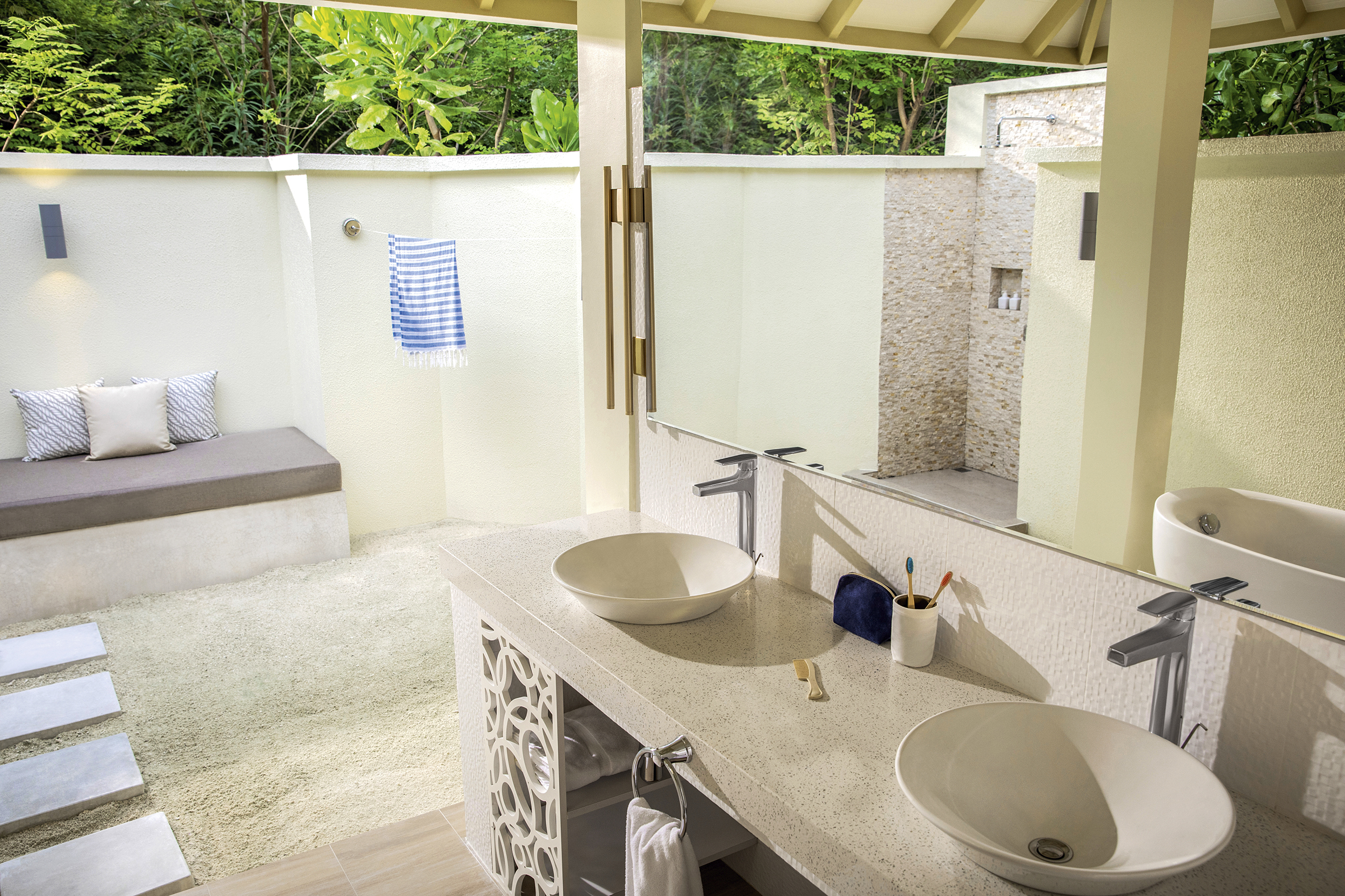 Tb Olhuveliromance Mle Ac 1484578 Romantic Beach Villa With Pool Vim1 0235 Bathroom